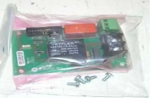 Grüne Platine in durchsichtiger Verpackung mit verschiedenen elektrischen Komponenten, darunter ein Relais und Anschlüsse, mit der Marke Remeha deutlich sichtbar.